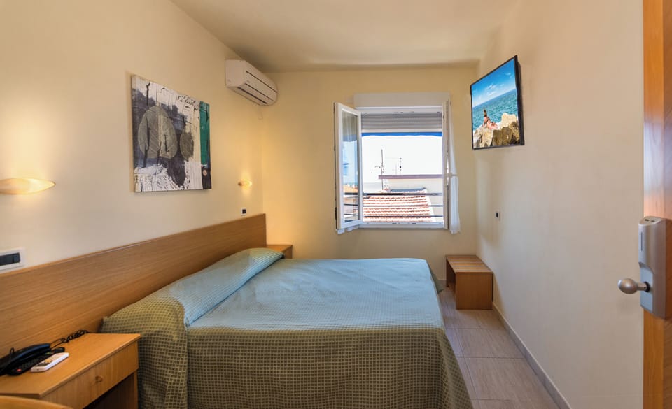 Double Room, Sea View | Desk, free WiFi