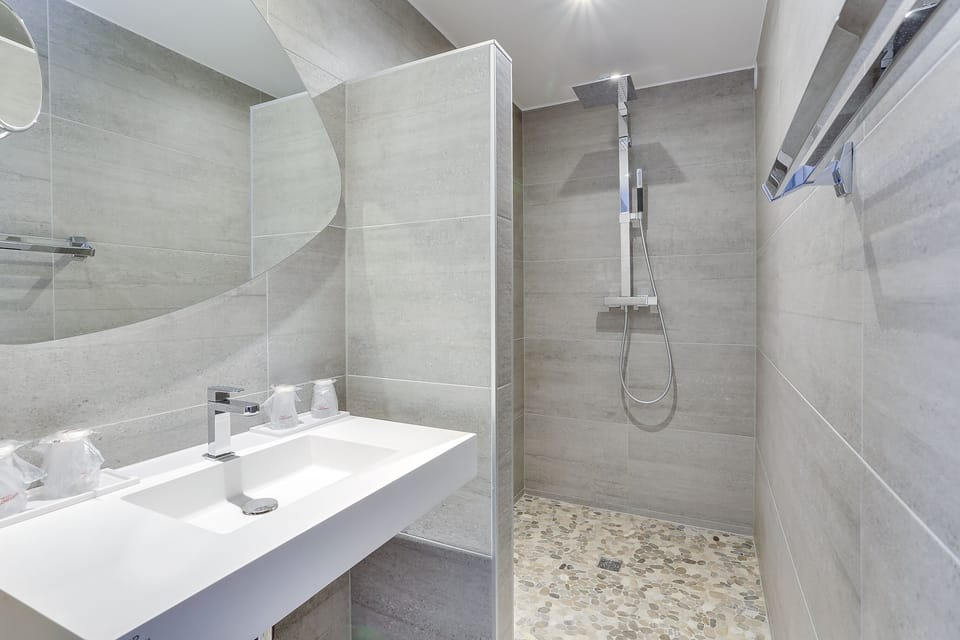 Superior Room | Bathroom | Hair dryer, towels