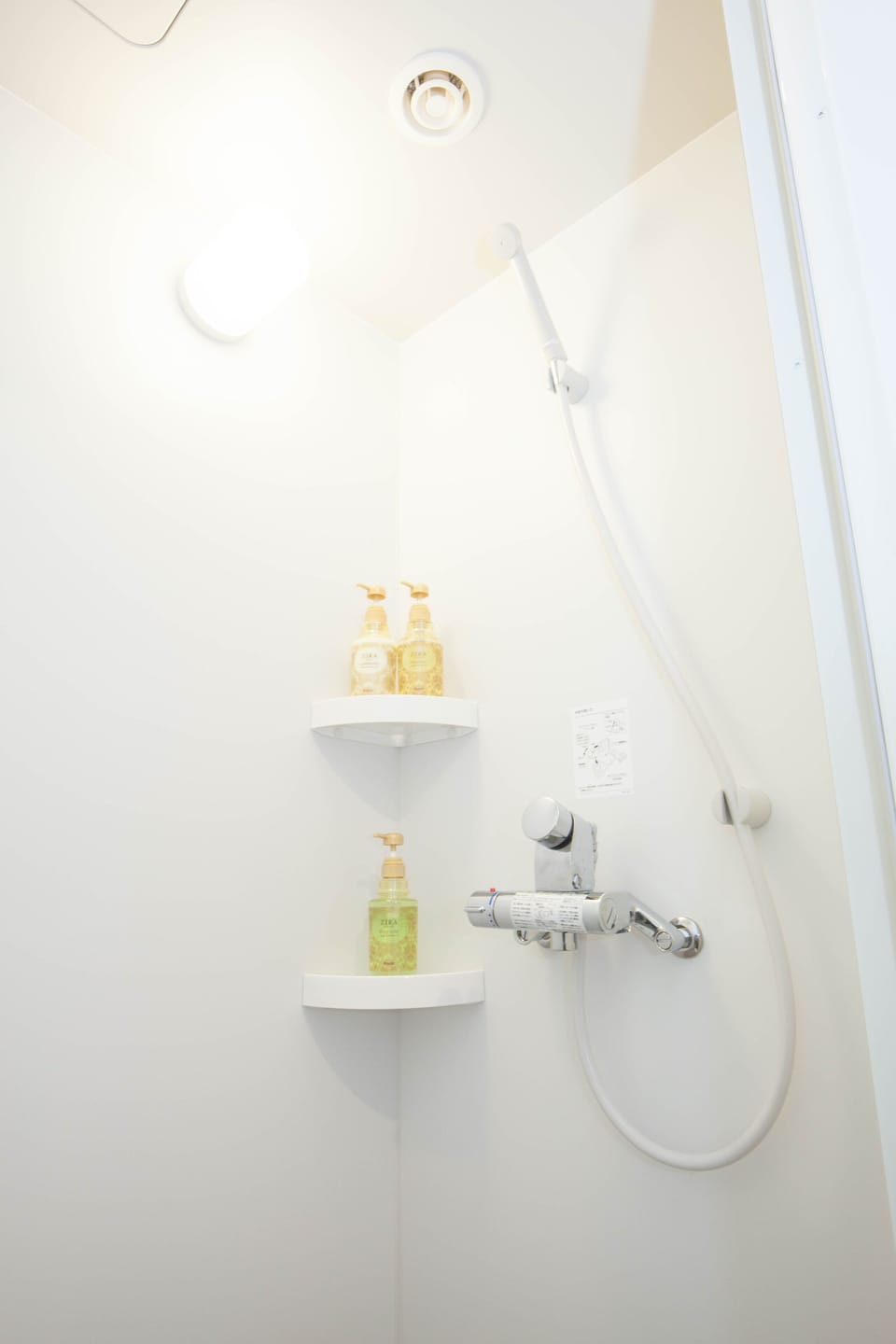 Shower, free toiletries, hair dryer, bidet