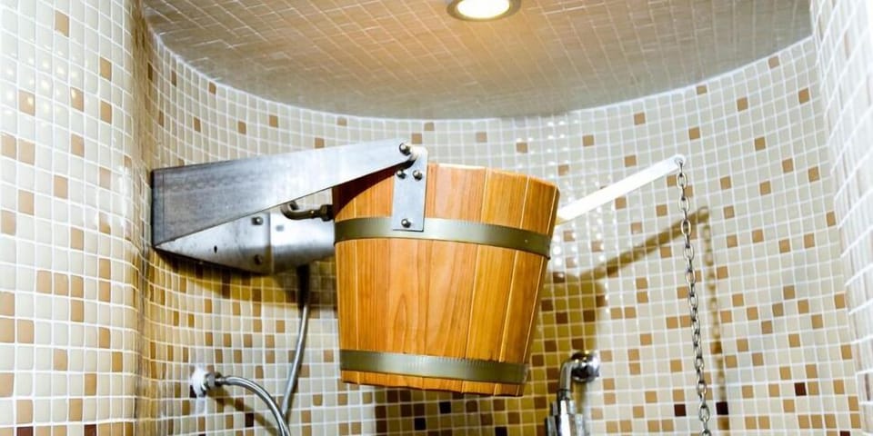 Bathtub, free toiletries, hair dryer, towels