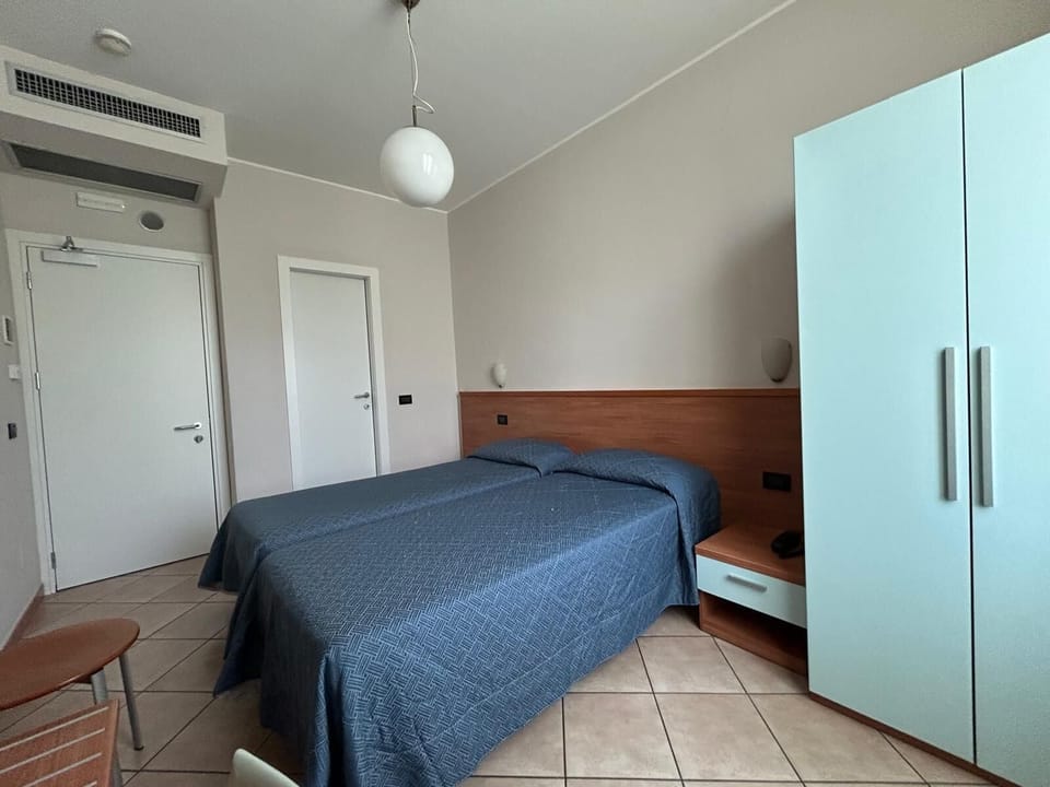 Standard Room, 2 Twin Beds | In-room safe, desk, free WiFi, bed sheets