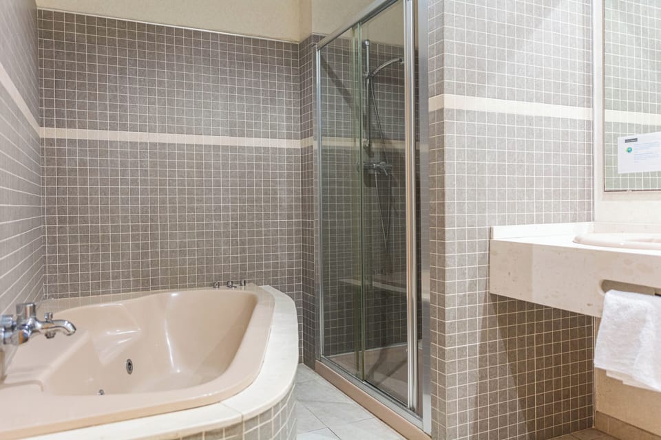 Junior Suite | Down comforters, minibar, in-room safe, desk
