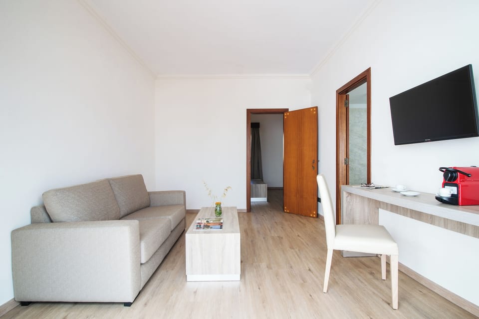 Junior Suite Terraza o balcón | In-room safe, desk, laptop workspace, soundproofing