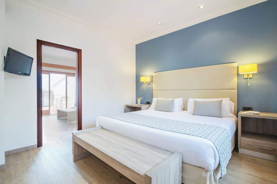 In-room safe, desk, laptop workspace, soundproofing