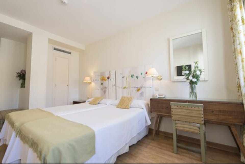 Double Room | In-room safe, free WiFi, bed sheets