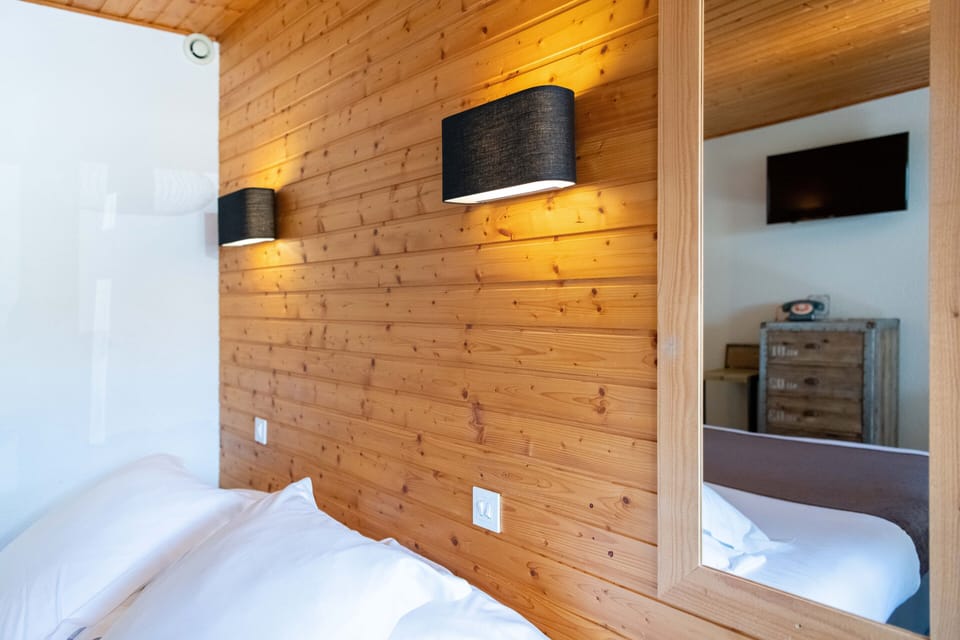 Comfort Double Room, Kitchenette (Balcon sud) | Premium bedding, desk, blackout drapes, soundproofing