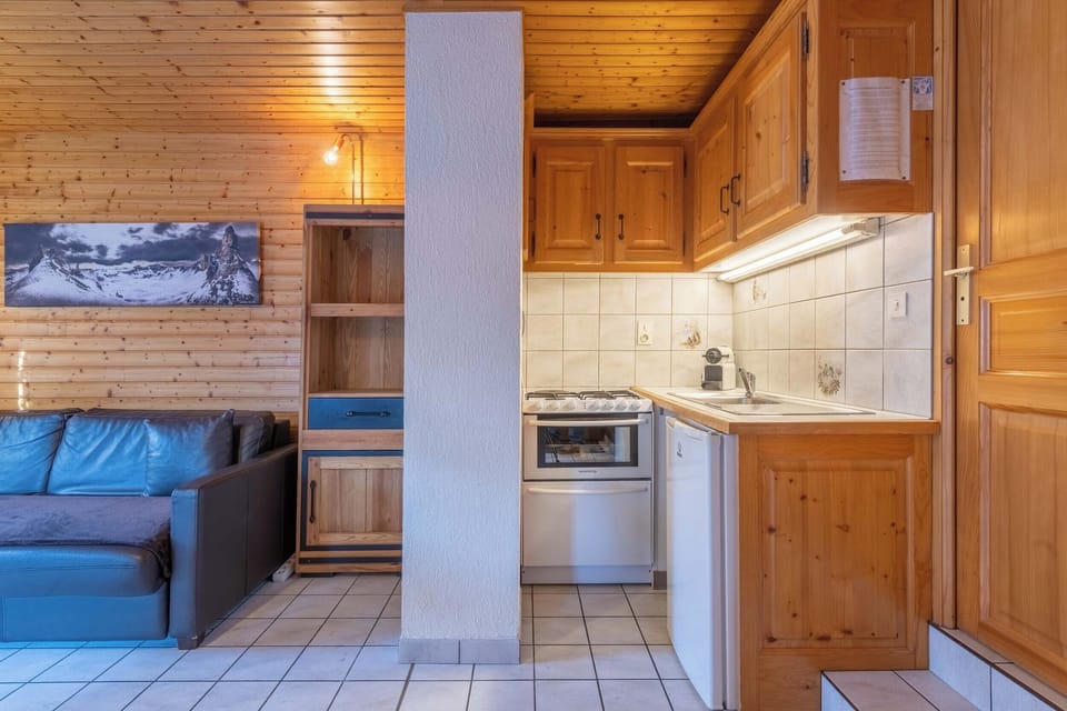 Chalet, 1 Bedroom, Mountain View, Annex Building | Private kitchenette | Highchair