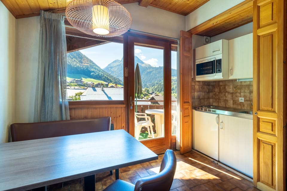 Family Room, Kitchenette, Mountain View | Private kitchen | Highchair
