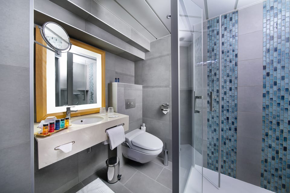 Family Suite | Bathroom | Free toiletries, hair dryer, slippers, towels