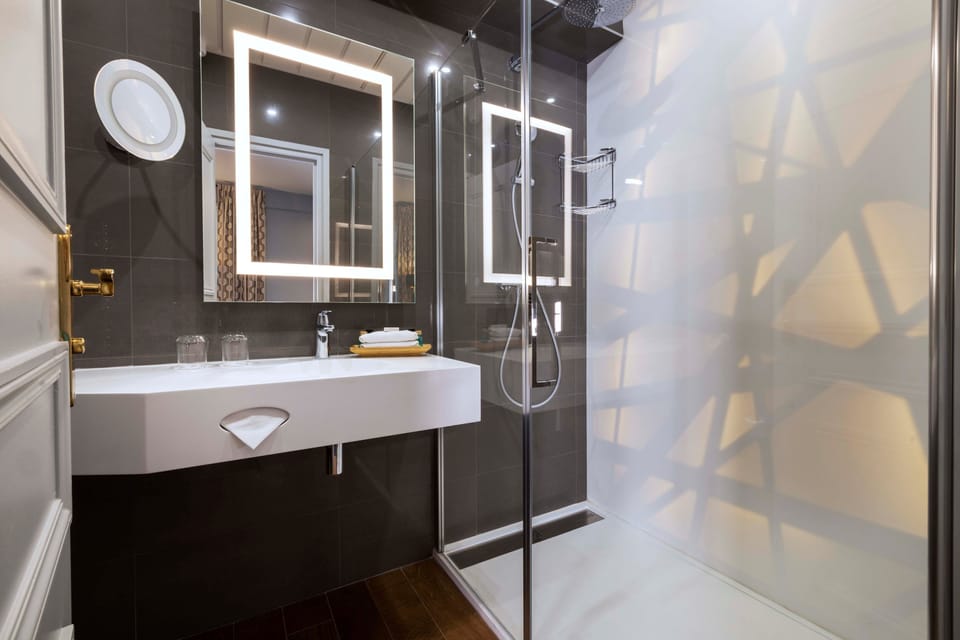 Executive Suite | Bathroom | Free toiletries, hair dryer, slippers, towels
