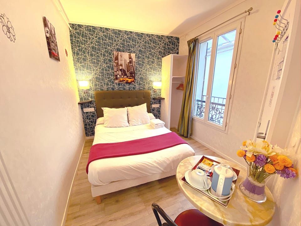 Desk, soundproofing, free cribs/infant beds, free WiFi