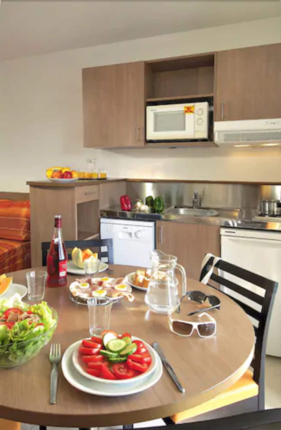 Fridge, microwave, stovetop, electric kettle