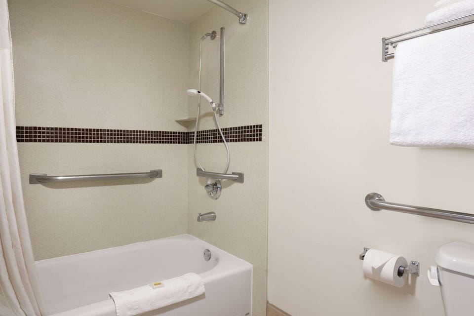 Room, 1 Queen Bed, Accessible, Non Smoking | Bathroom | Combined shower/tub, hair dryer, towels