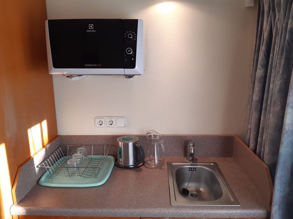 Fridge, coffee/tea maker