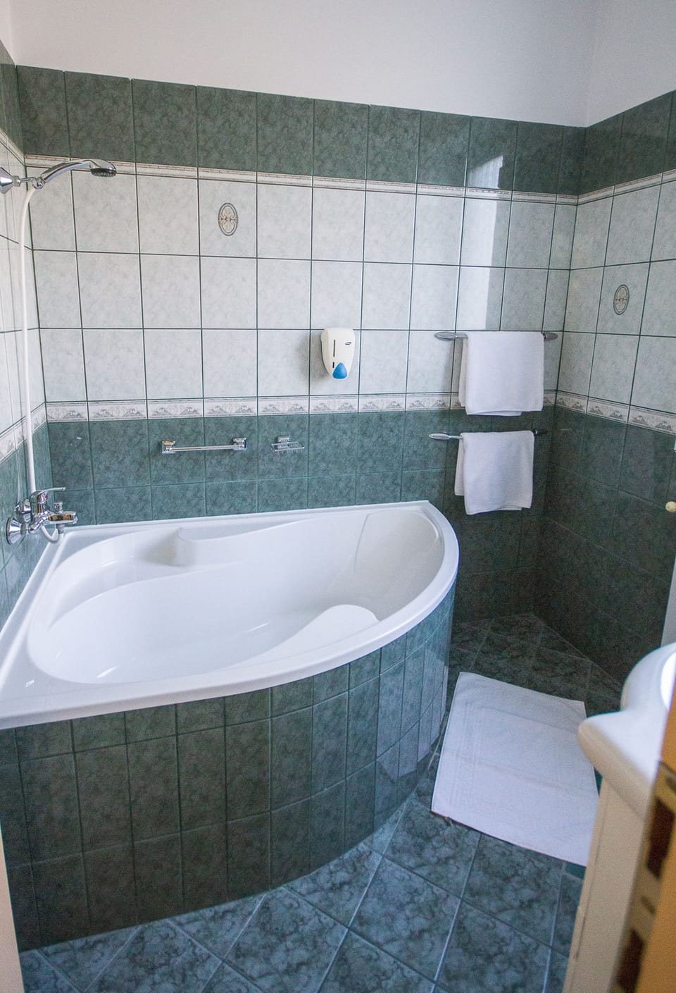 Superior Double Room | Bathroom | Shower, hair dryer, towels