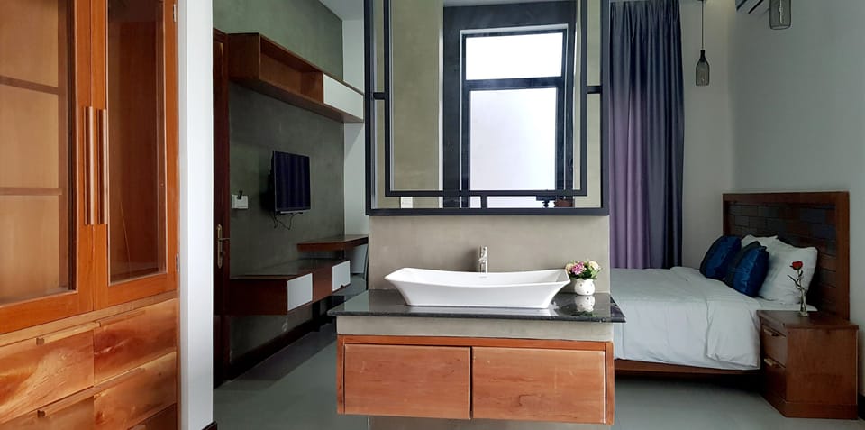 Deluxe Double Room, 1 King Bed, Garden View, Garden Area | Bathroom sink