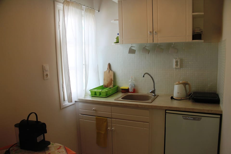 Private kitchenette | Fridge, stovetop, espresso maker, electric kettle