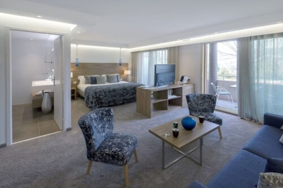 Suite | Minibar, in-room safe, desk, blackout drapes