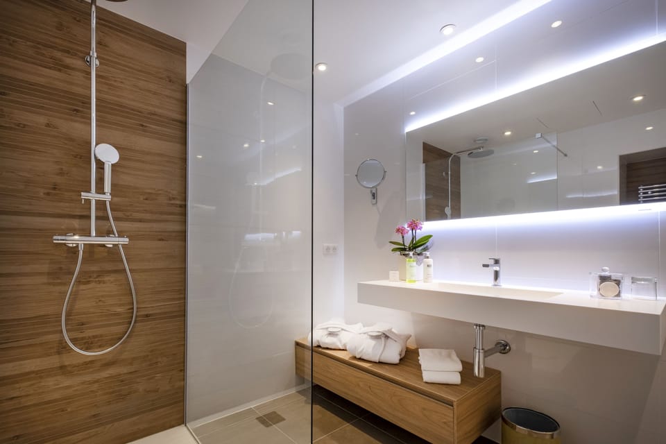 Suite | Minibar, in-room safe, desk, blackout drapes