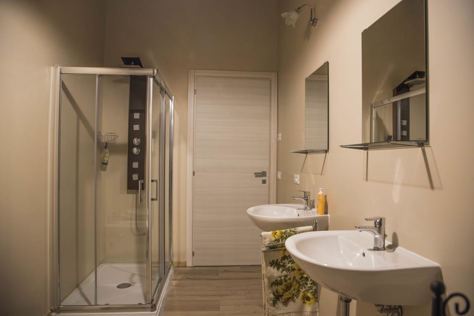 Deluxe Apartment (La Veduta) | Bathroom | Shower, free toiletries, hair dryer, bathrobes