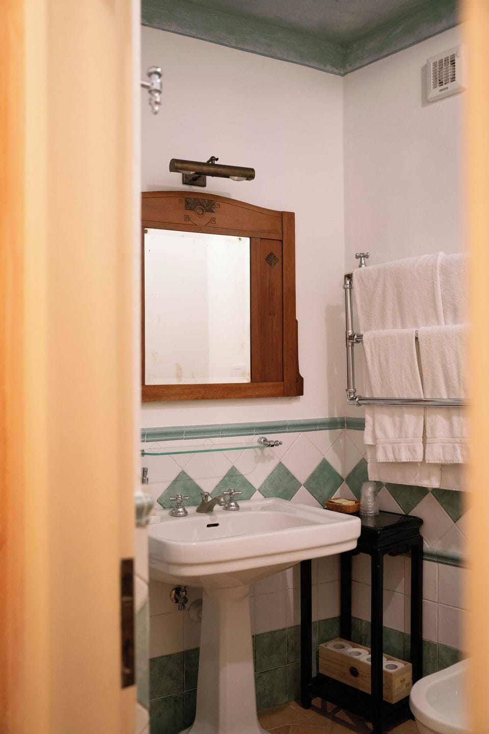 Superior Room, 1 King Bed | Bathroom | Hair dryer, bidet, towels, soap