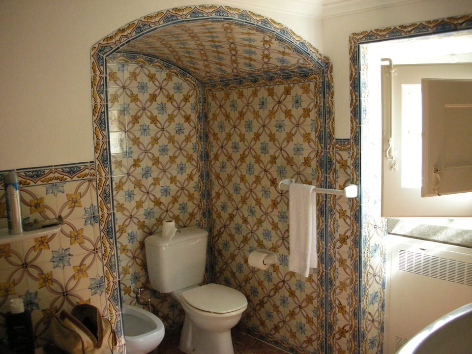 Deluxe Twin Room (Pink Room) | Bathroom | Combined shower/tub, hair dryer (on request), towels