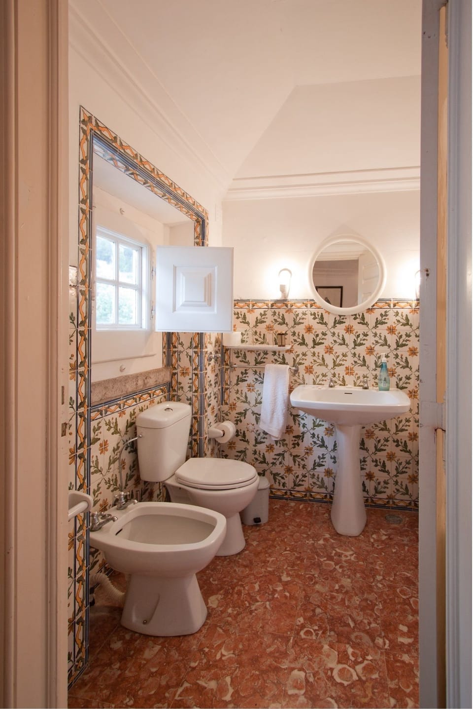 Standard Twin Room (Yellow Room) | Bathroom | Combined shower/tub, hair dryer (on request), towels