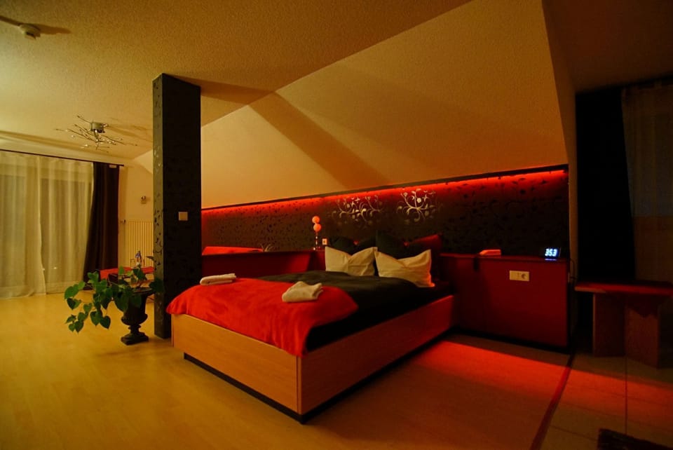 Exclusive Suite | Hypo-allergenic bedding, desk, soundproofing, iron/ironing board