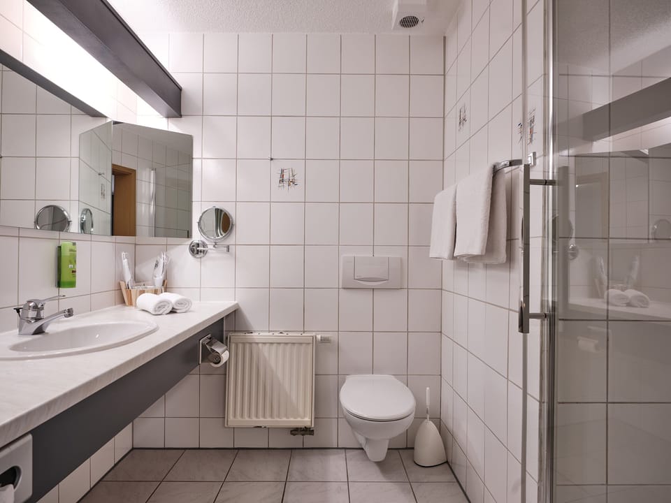 Classic Double Room, 1 Queen Bed | Bathroom | Combined shower/tub, free toiletries, hair dryer, towels