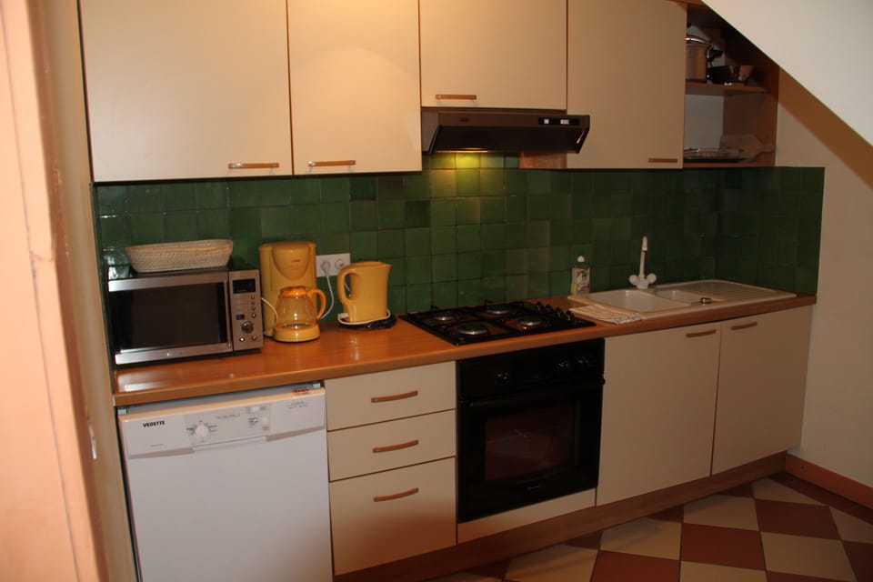 Cottage, 2 Bedrooms (Emmanuel) | Private kitchen | Electric kettle