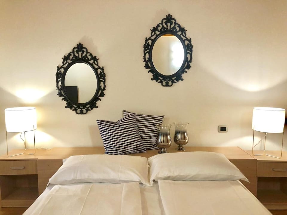 In-room safe, desk, laptop workspace, soundproofing