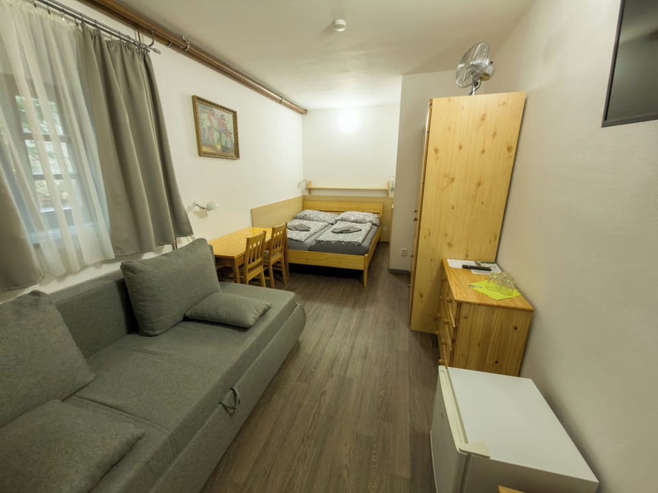 Basic Triple Room | Desk, blackout drapes, free WiFi, bed sheets
