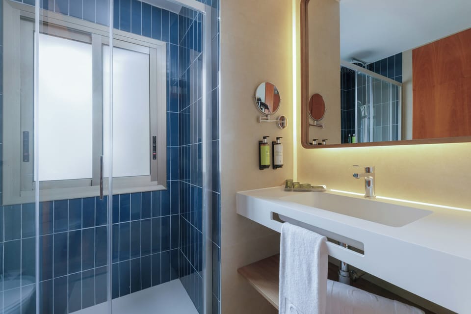 Classic Double Room, Balcony | Bathroom | Shower, free toiletries, hair dryer, bidet