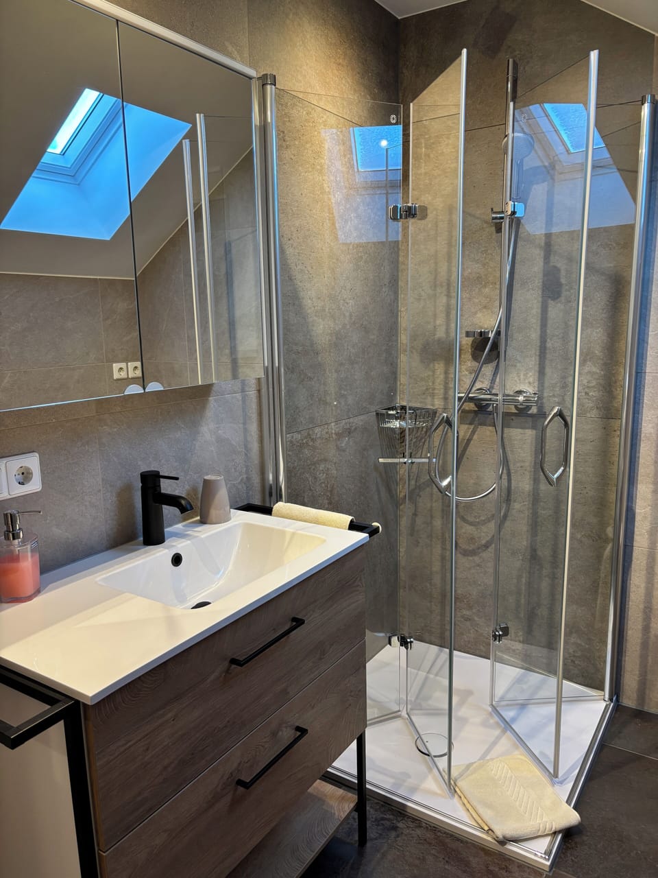 Apartment "Fernblick" 55sqm long stay (plus 4 nights) excl. breakfast | Bathroom | Shower, eco-friendly toiletries, hair dryer, towels