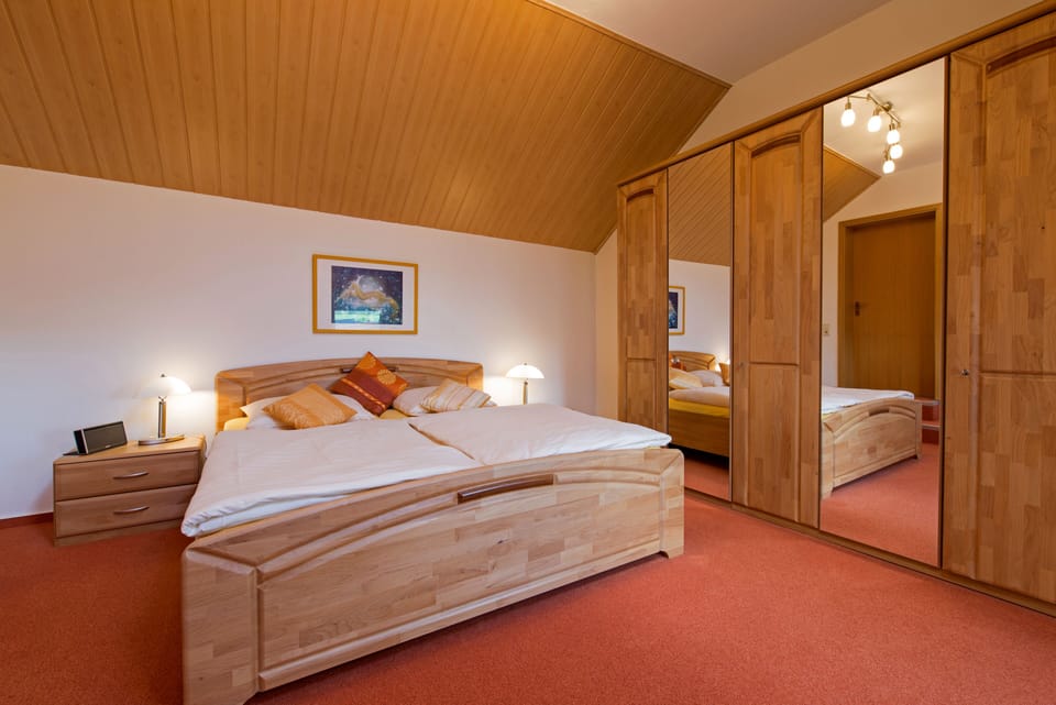 Apartment "Fernblick" 55sqm long stay (plus 4 nights) excl. breakfast | Hypo-allergenic bedding, individually decorated, individually furnished