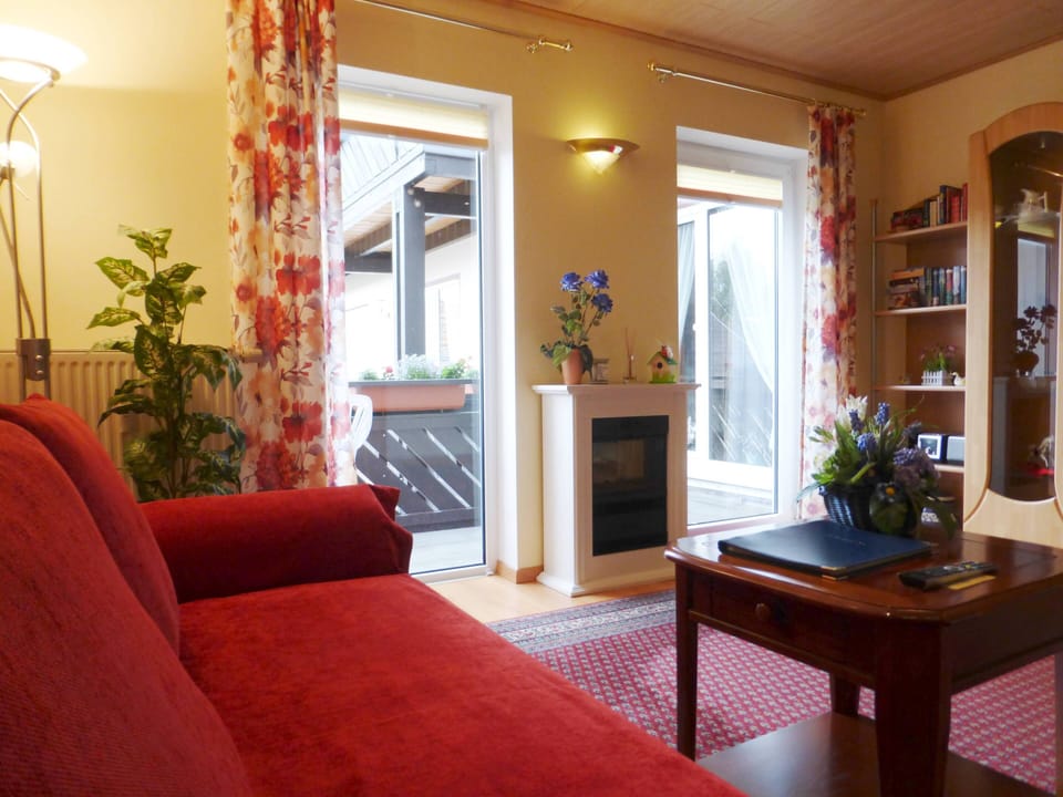 Apartment "Blütenzauber" 55sqm long stay (plus 4 nights) excl. Breakfast | Living area | DVD player
