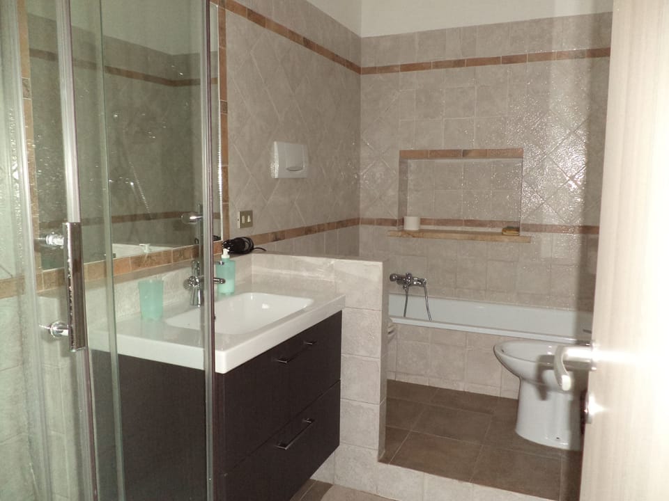 Duplex | Bathroom | Free toiletries, hair dryer, bidet, towels
