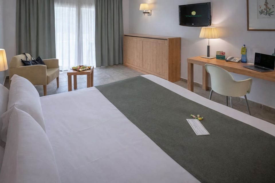 Premium bedding, down comforters, desk, free WiFi