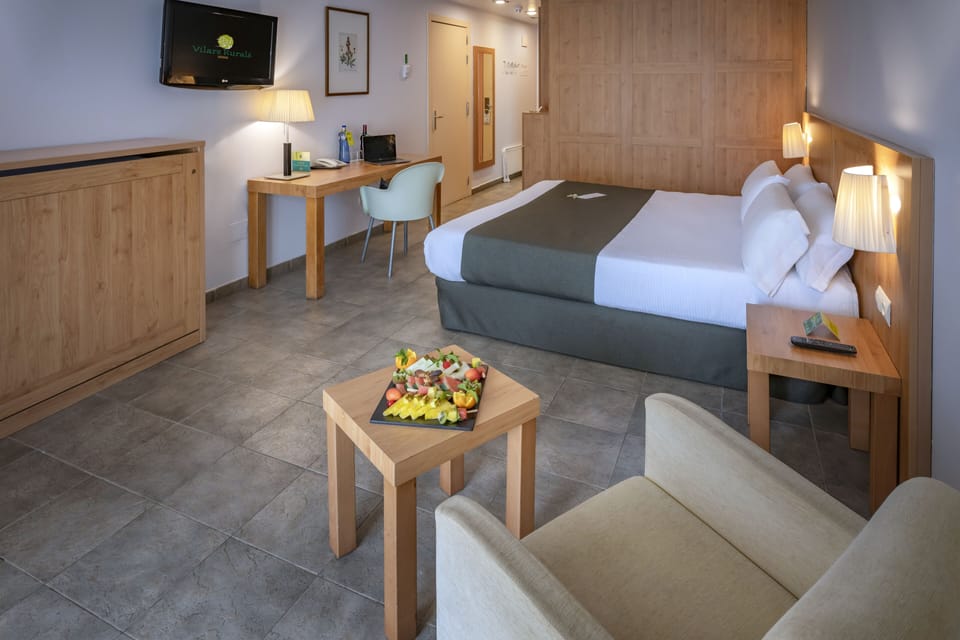 Premium bedding, down comforters, desk, free WiFi