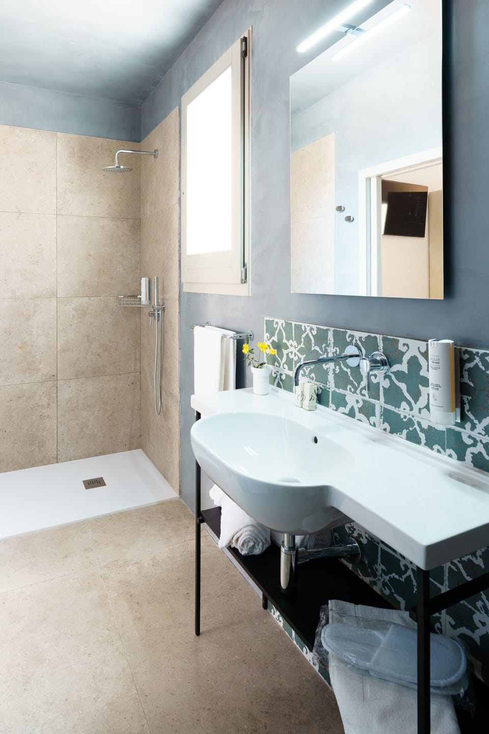 Shower, rainfall showerhead, free toiletries, hair dryer