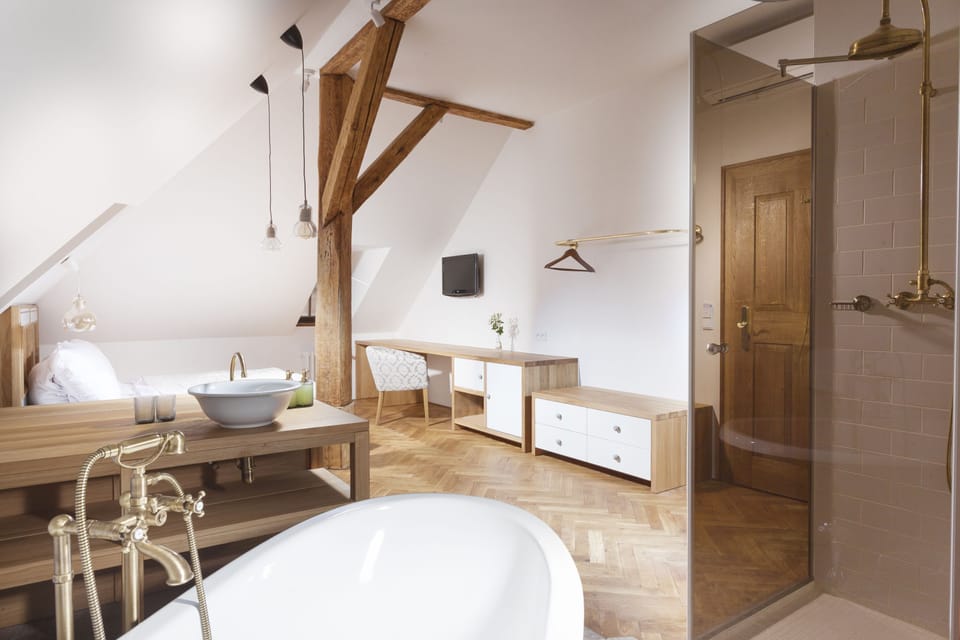 Deluxe Double Room, 1 King Bed | Bathroom | Free toiletries, hair dryer, slippers, towels