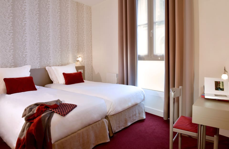 Twin Room, Bathtub | Desk, free cribs/infant beds, free WiFi, bed sheets