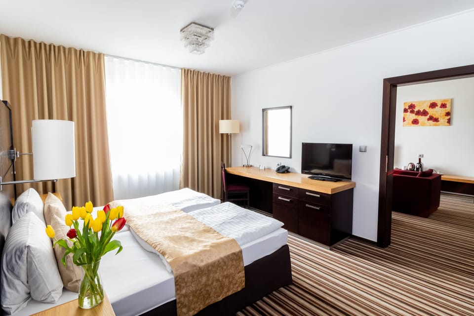 Business Suite | In-room safe, desk, blackout drapes, soundproofing