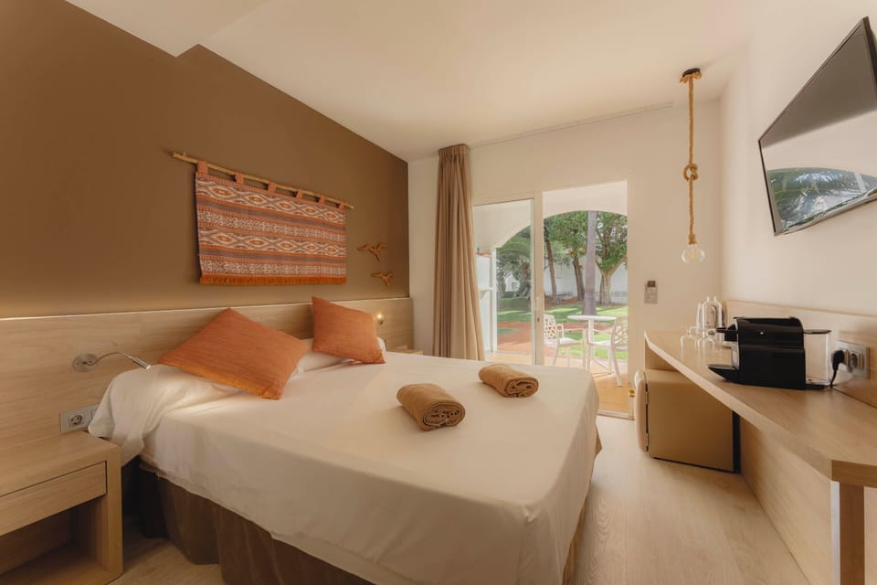 Desk, blackout drapes, free WiFi, bed sheets
