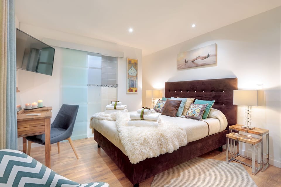 Premium bedding, individually decorated, individually furnished, desk