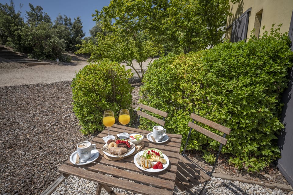In-room safe, desk, laptop workspace, soundproofing