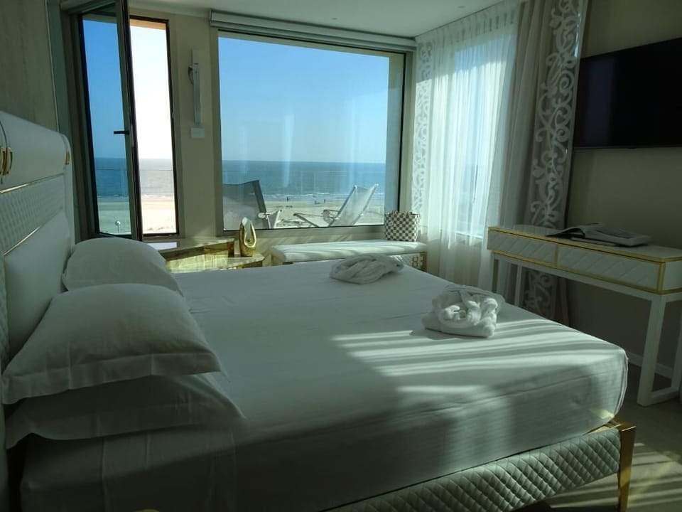Penthouse, Pets Not Allowed | Premium bedding, minibar, in-room safe, blackout drapes