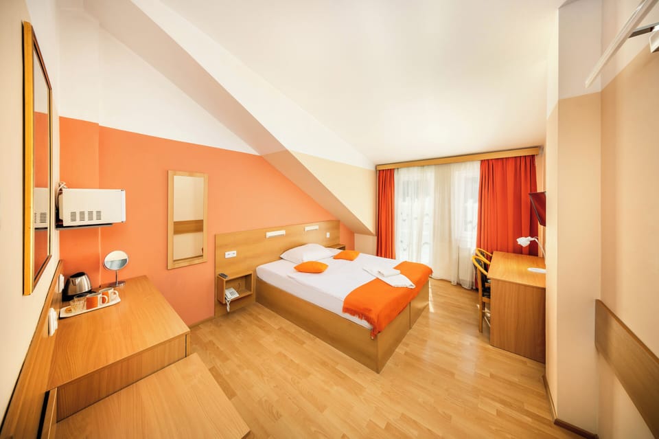 Double Room | In-room safe, desk, iron/ironing board, free WiFi