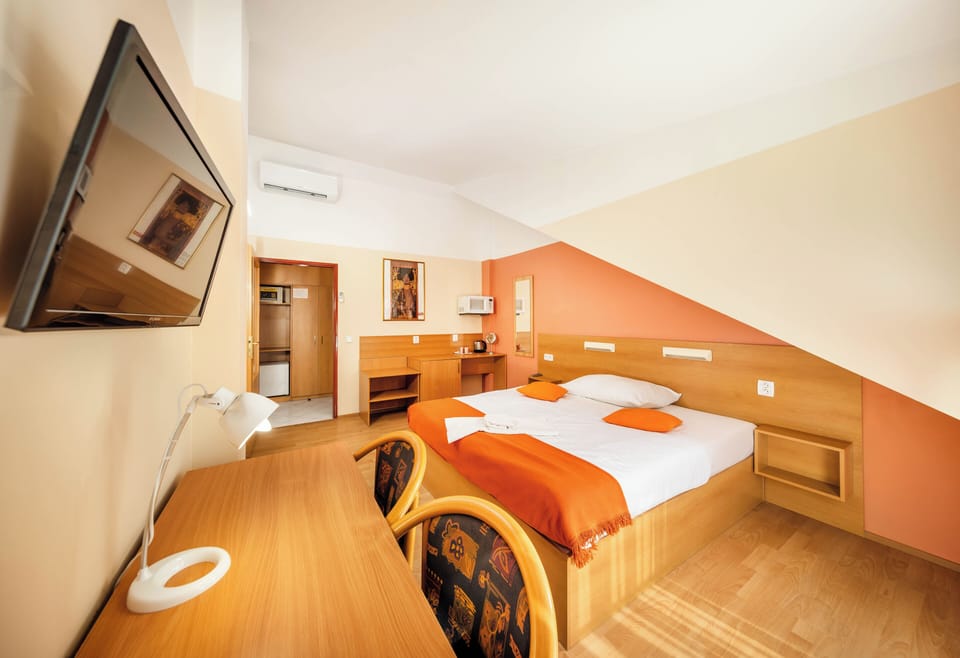 Double Room | In-room safe, desk, iron/ironing board, free WiFi