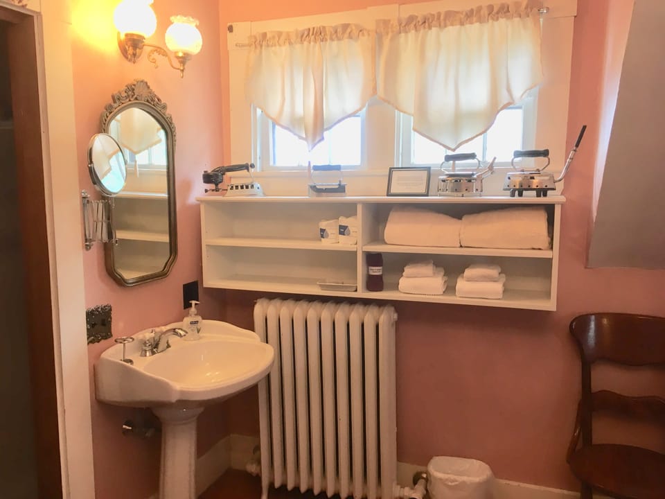 Standard Room, 1 Queen Bed, Non Smoking, Private Bathroom (The Amoeba Room) | Bathroom | Free toiletries, hair dryer, bathrobes, towels